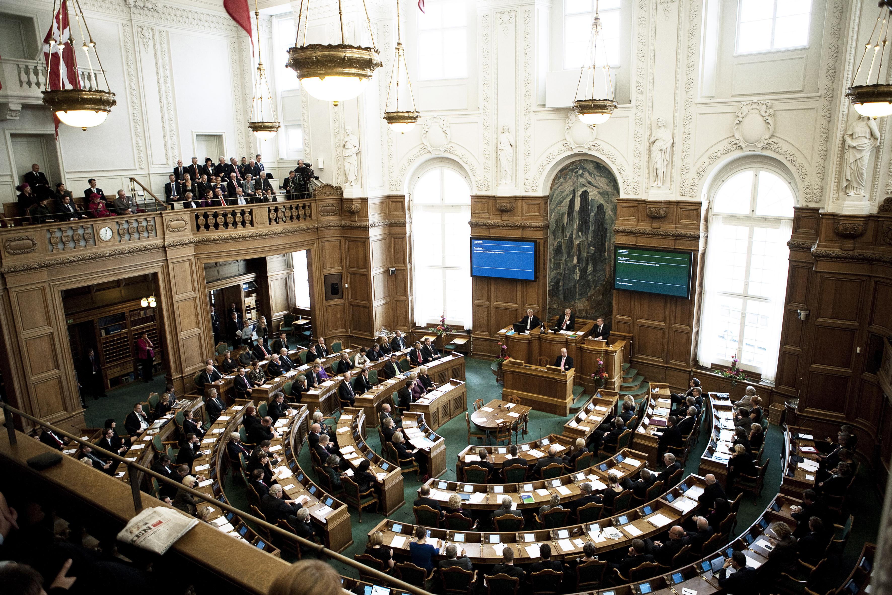 Партия представлена в парламенте страны. Фолькетинг в Дании. Копенгаген парламент. Парламент Дании. Правительство Дании.